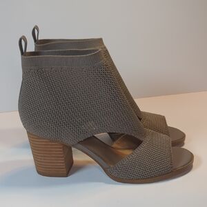 Violet & Red Tylar Flyknit Heeled Sandals Size 8